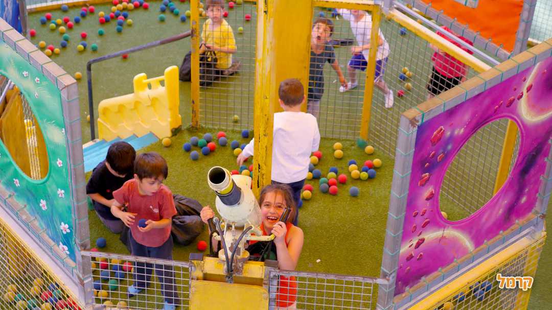 מתקן ענק לילדים שיורים כדורים