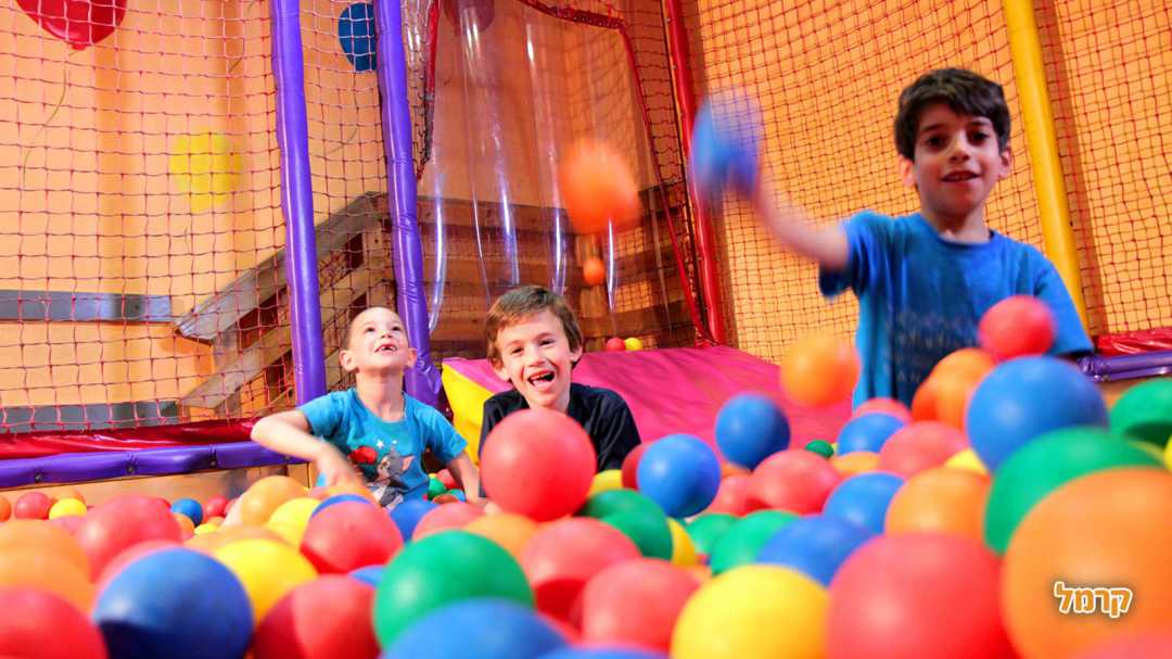 ילדים משחקים בבריכת כריות