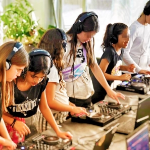 Follow the Beat - בואו להפוך ל DJ'S