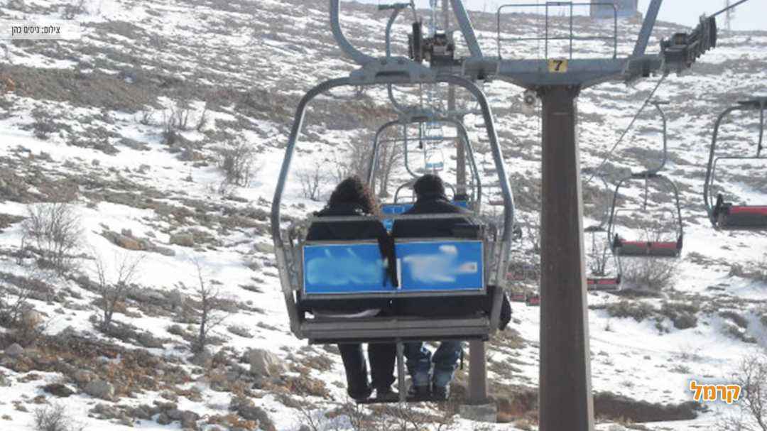 אנשים נוסעים ברכבלן