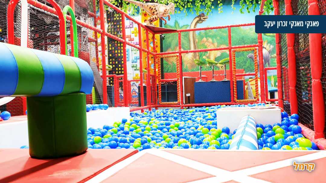 בריכת כדורים בצבעי כחול וירוק