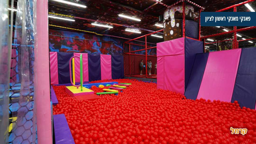 בריכת כדורים אדומים ענקית 