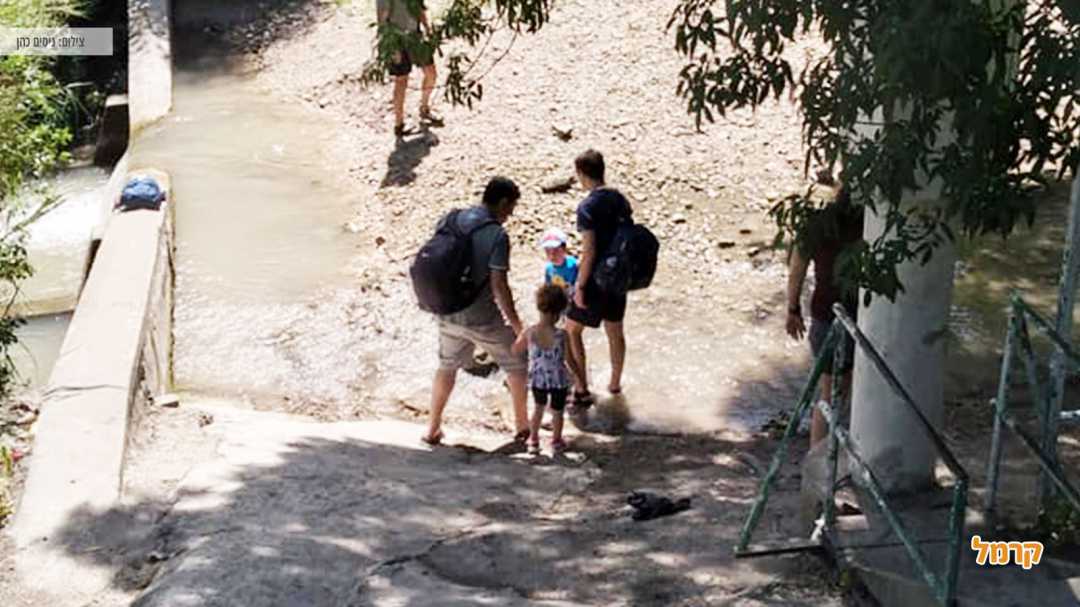 משפחה מטיילת בשביל