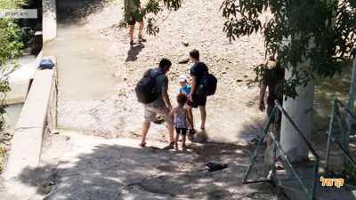 משפחה מטיילת בשביל