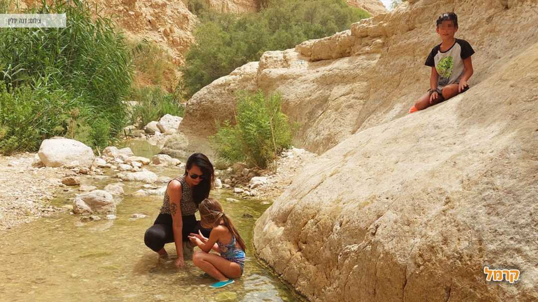 אמא ובת נהנות ממי הנחל