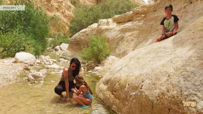 אמא ובת נהנות ממי הנחל