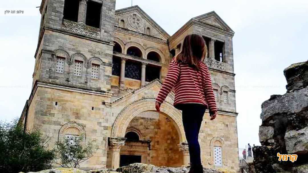 ילדה מטיילת בעיר העתיקה נצרת