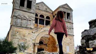 ילדה מטיילת בעיר העתיקה נצרת