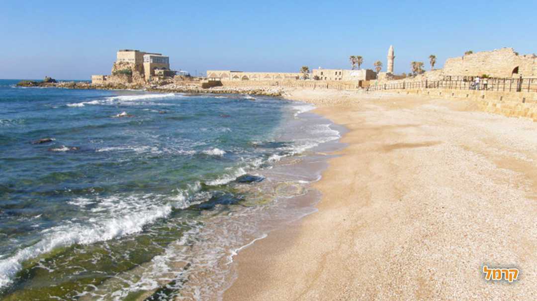 חוף קיסריה נקי ויפייפה
