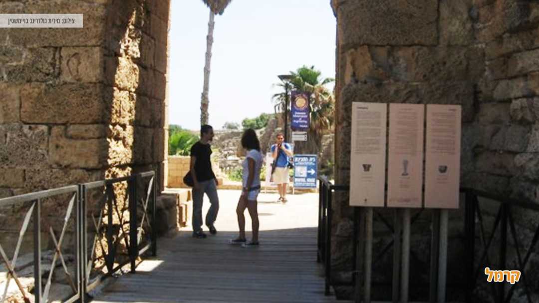 אנשים בכניסה למקום