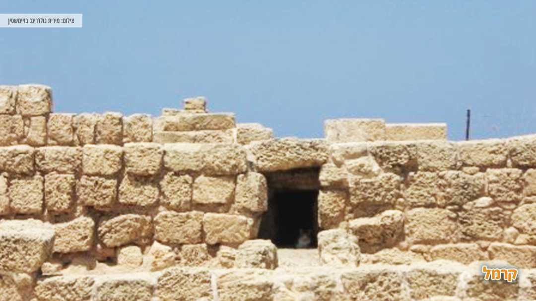 קיר אבנים עתיק עם חלון קטן