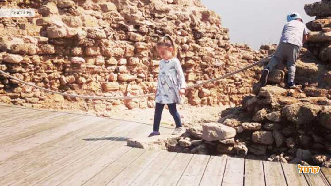ילדה מטיילת במסלול הגן הלאומי