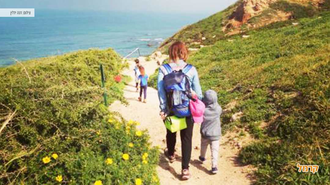 משפחה מטיילת במסלול