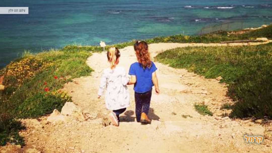 ילדים יורדים אל החוף
