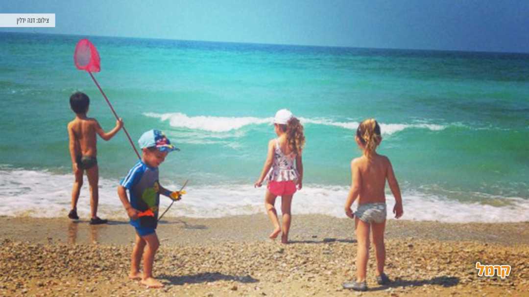 ילדים משחקים בחוף הים שליד גן לאומי אפולוניה
