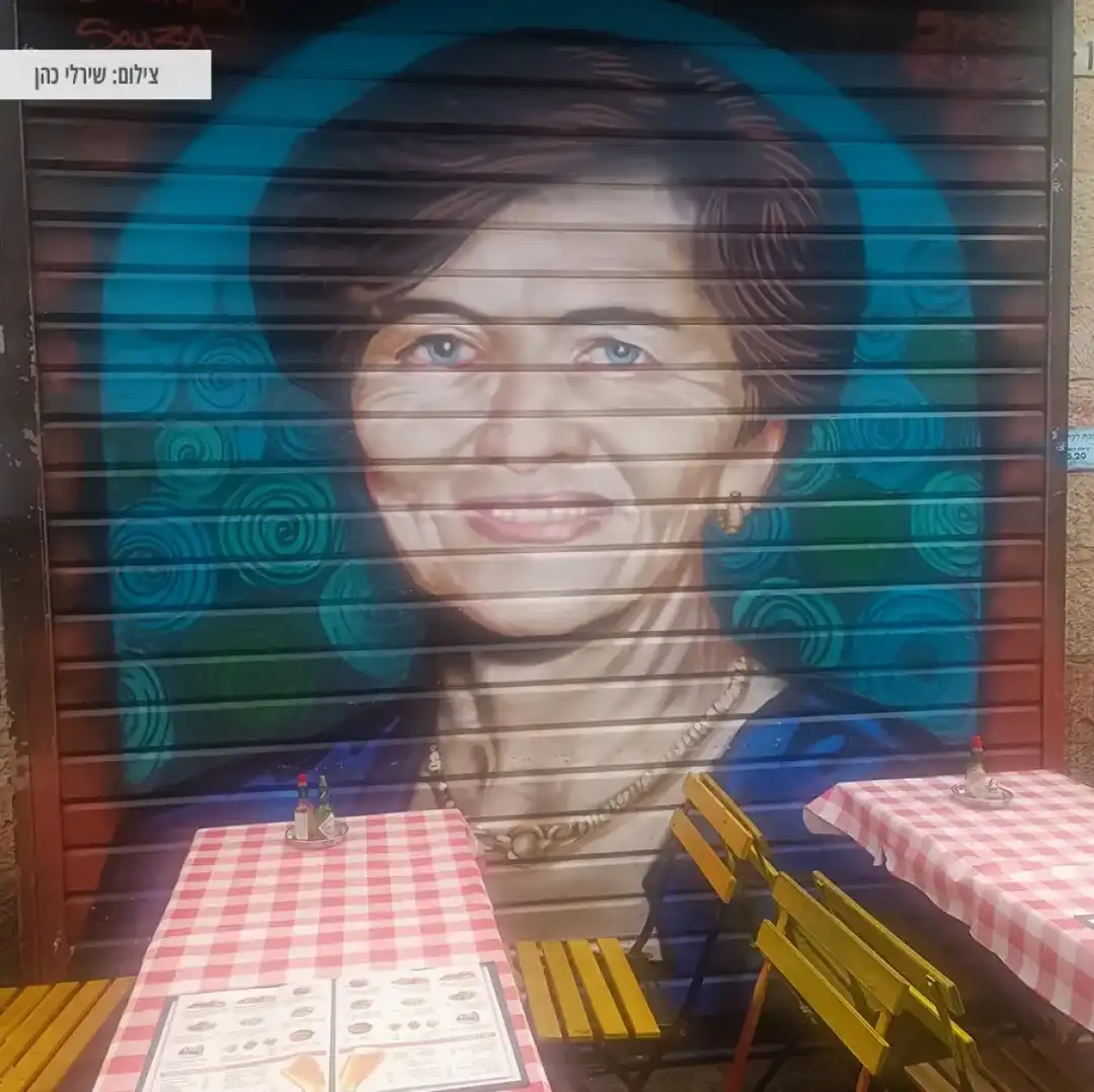 מסעדה שמאחוריה ציור קיר מרהיב