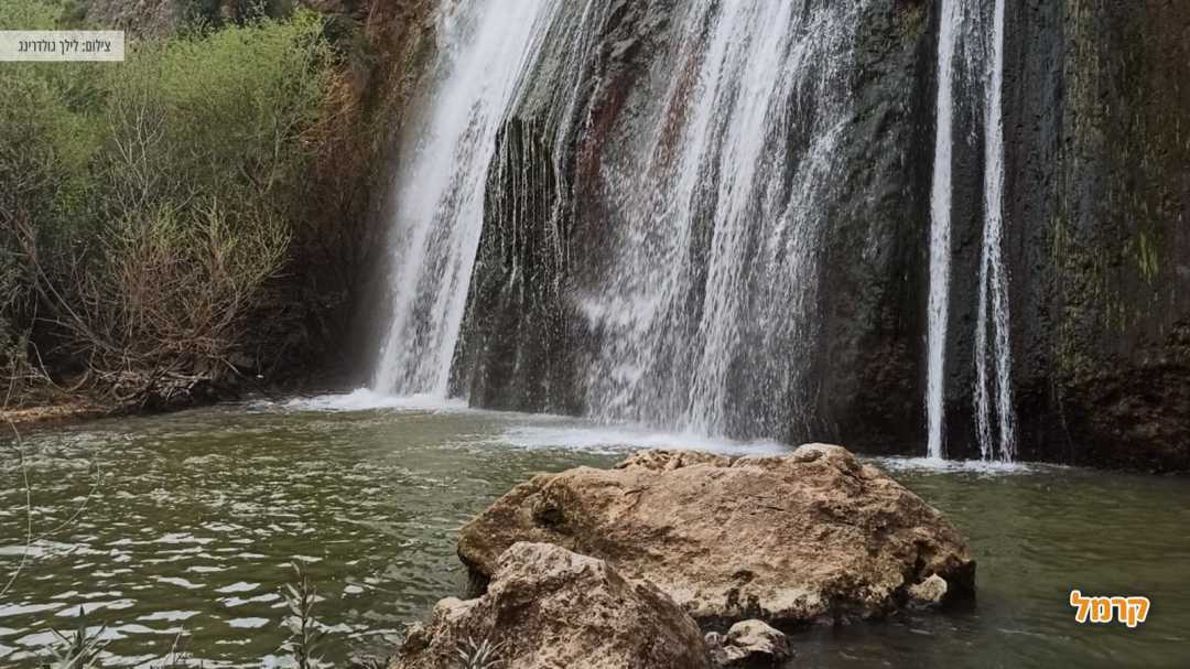 המפל נשפך אל הנחל