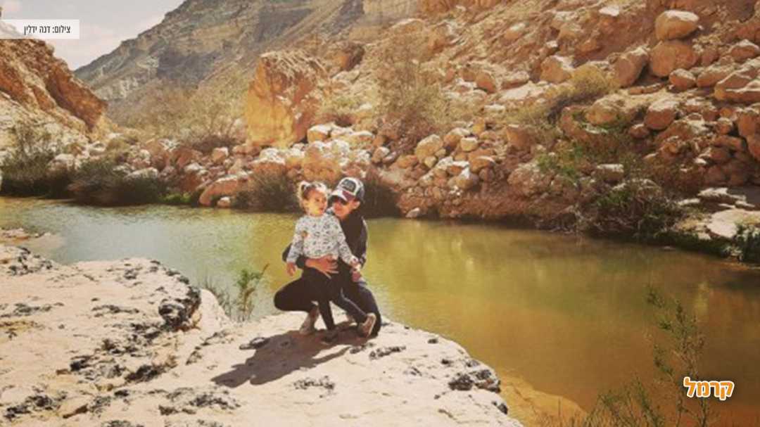 אמא ובתה מצטלמים לרקע הנחל