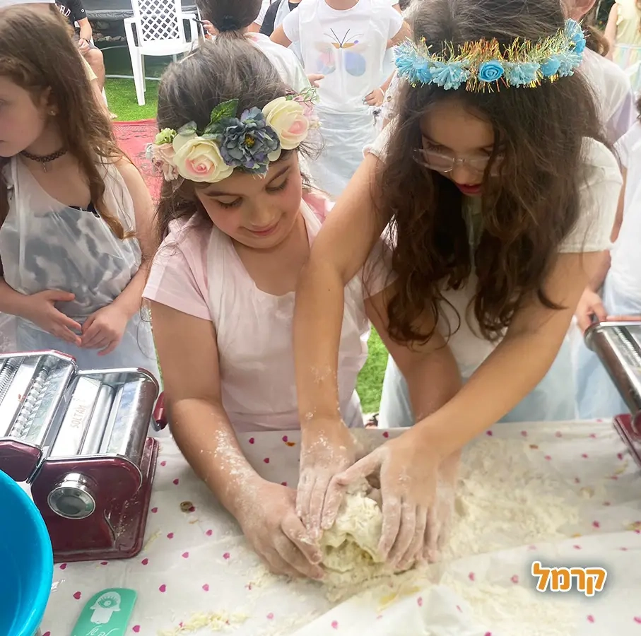 בנות לשות בצק