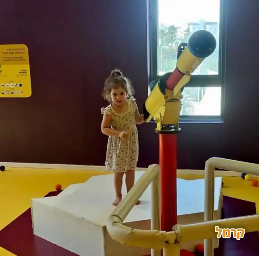 ילדה במתחם הפעילות