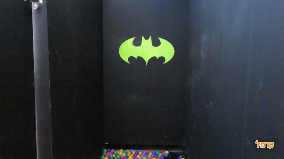 חדר הבריחה של רינו עם גיבורי על