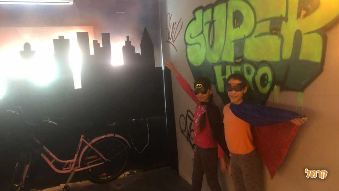 חדר הבריחה של רינו עם גיבורי על