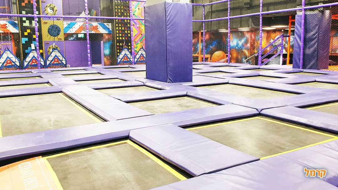 טרמפולינות סגולות לקפיצה