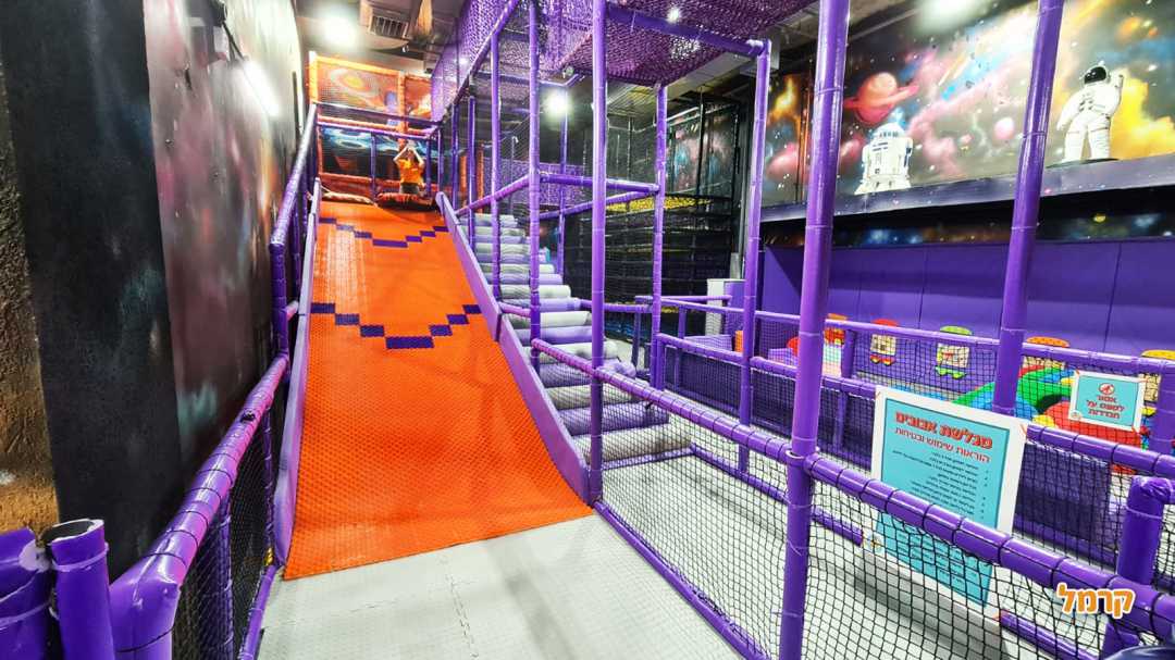 ילד מתגלש על אבוב