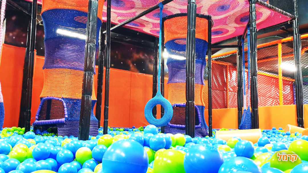 בריכת כדורים מדליקה