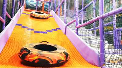 מגלשת אבובים מדליקה בצבעי כתום סגול