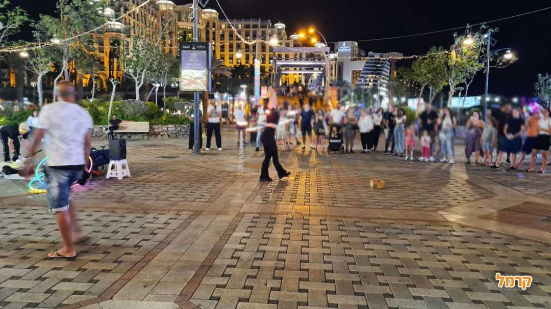 אנשים מטיילים ומופע רחוב