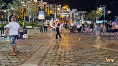 אנשים מטיילים ומופע רחוב