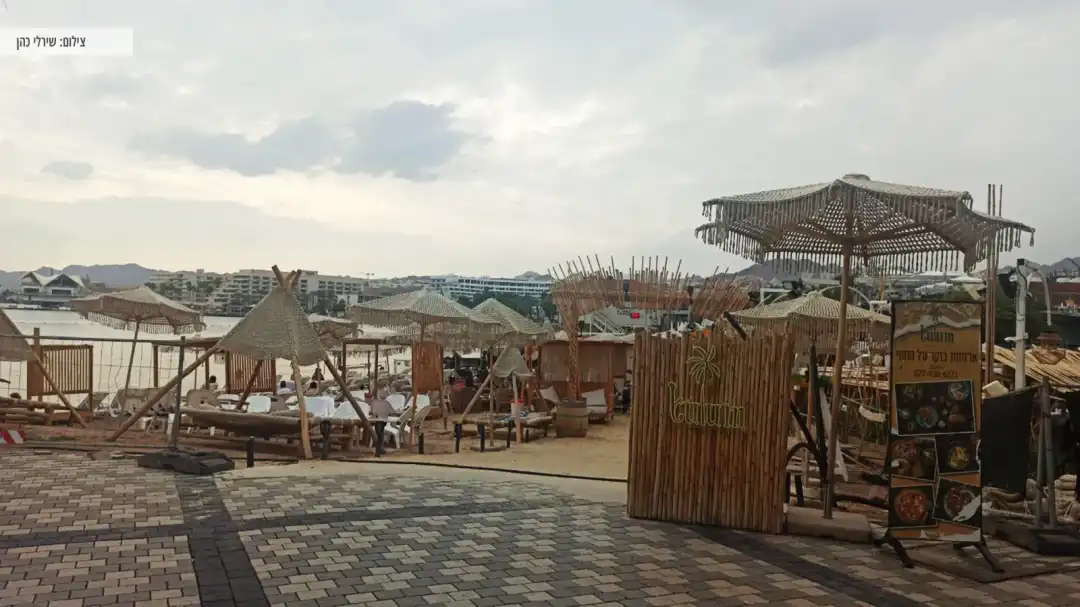 אחת מהמסעדות חוף באזור