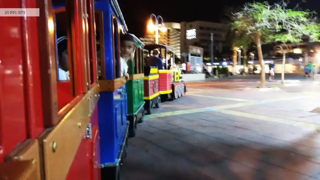 רכבת לילדים שמסתובבת בטיילת