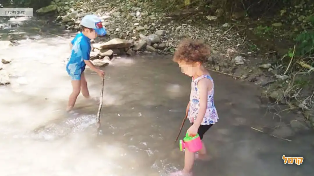ילדים נהנים במים של הנחל