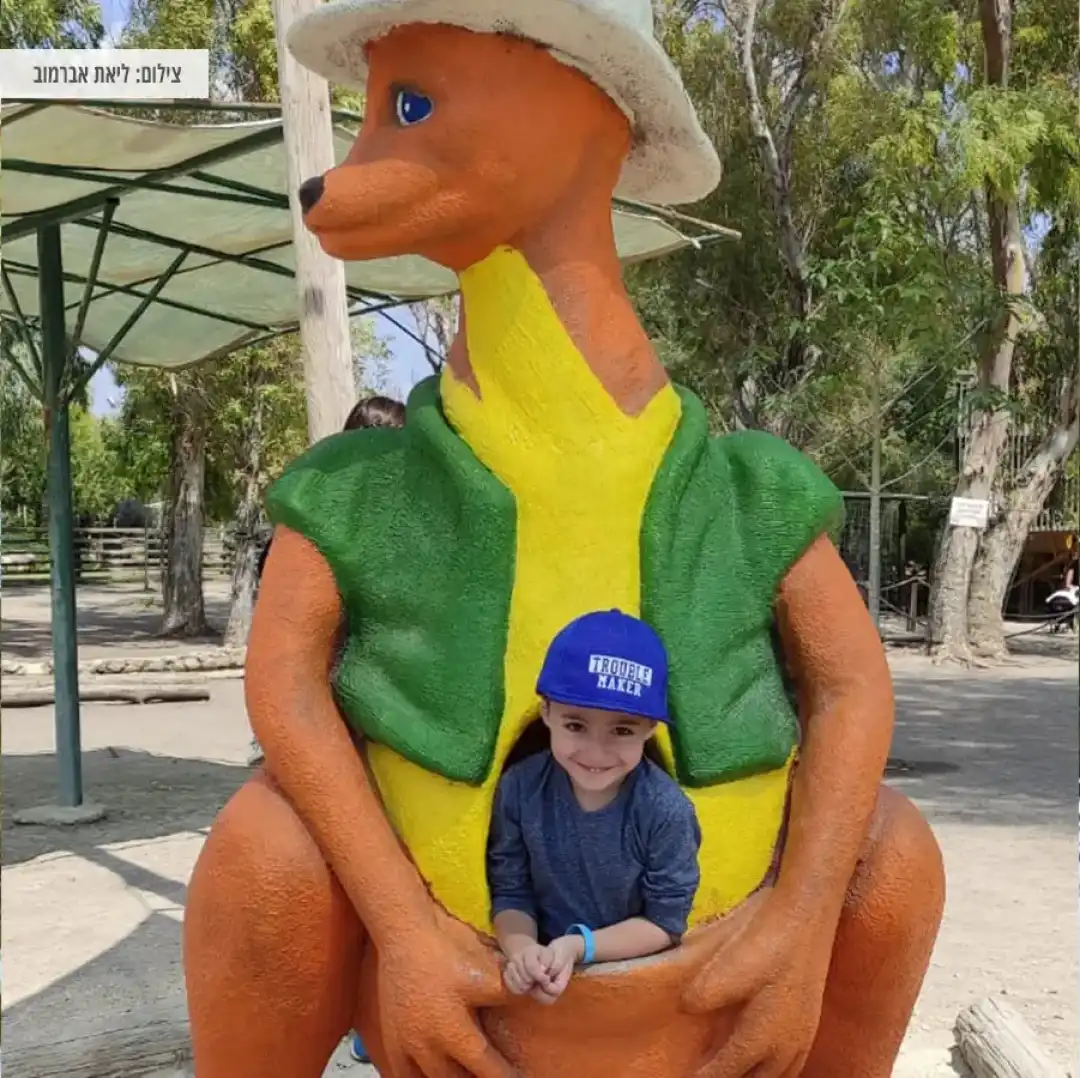 ילד בתוך פסל קנגורו ענק