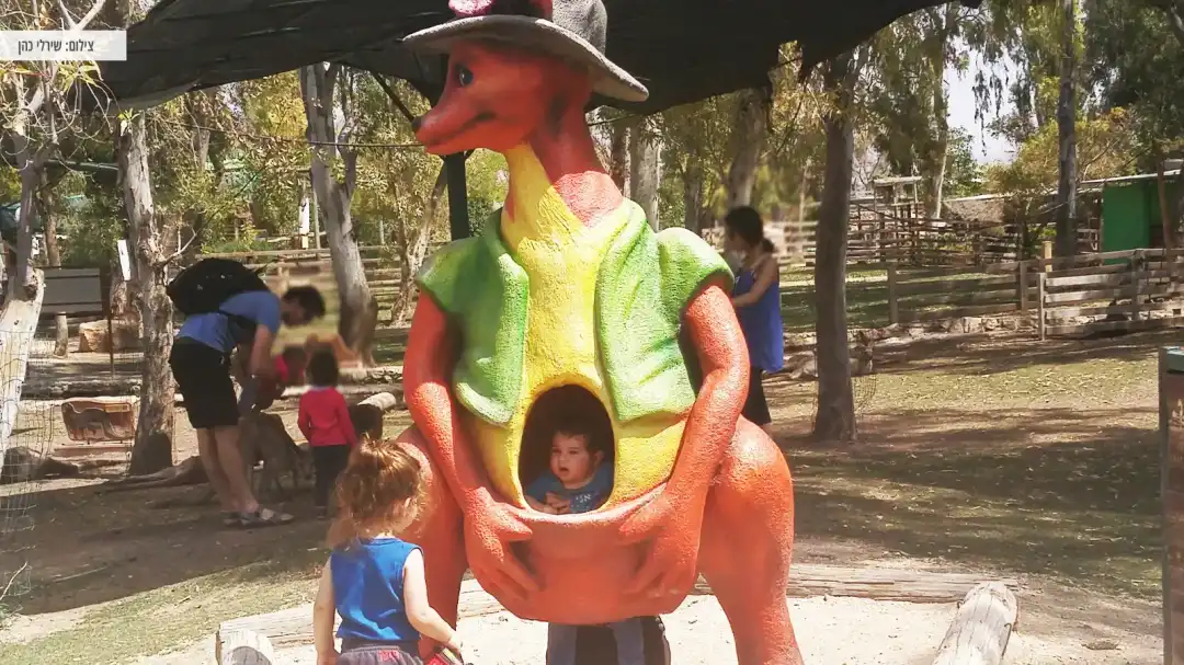 2 תינוקות משחקים בפסל קנגורו