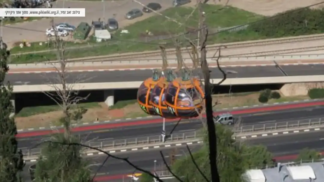 רכבל חיפה בדרכו למעלה מעל כבישי חיפה