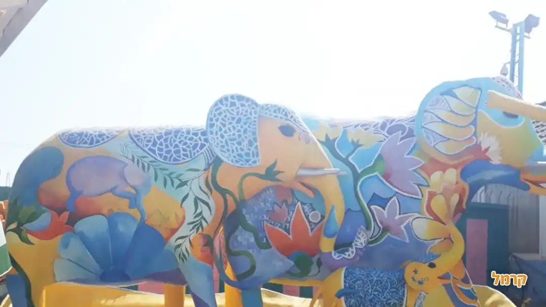 פילים צבעוניים