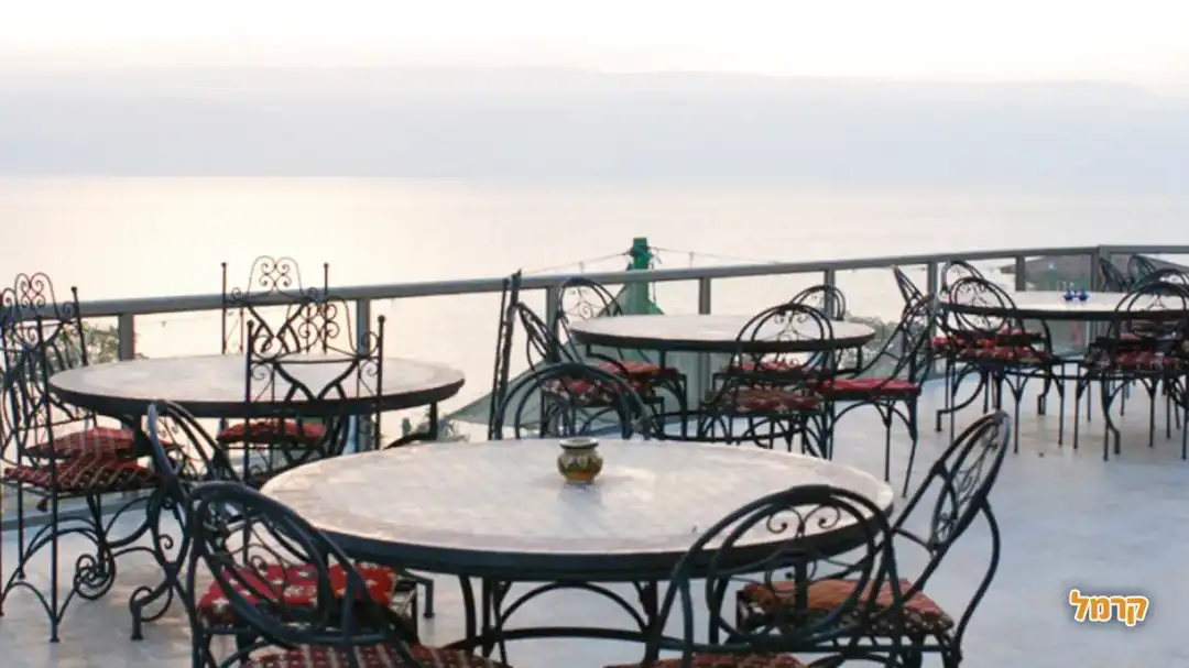 שולחנות מול הים