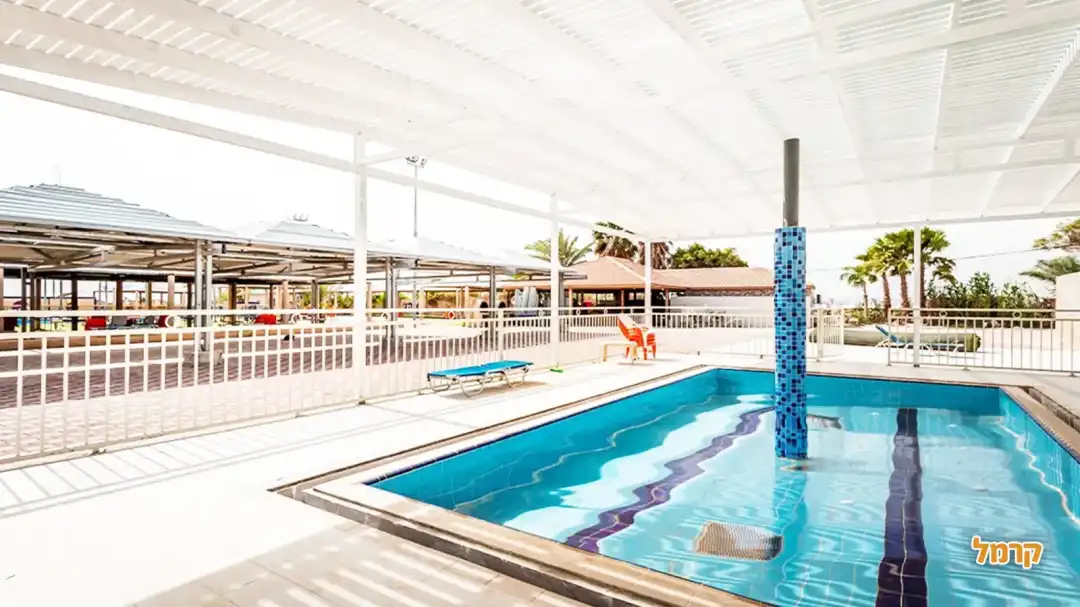 אזור בריכה מקורה