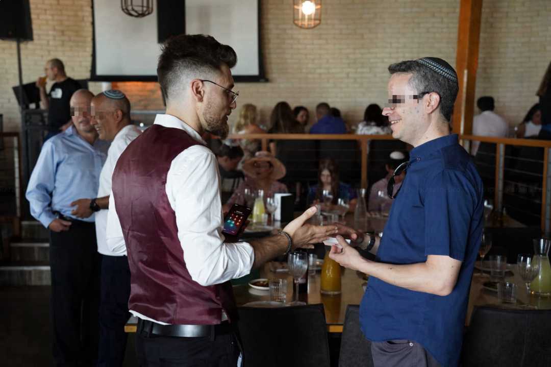 דור אנגל במופע אמנות חושים מטורף