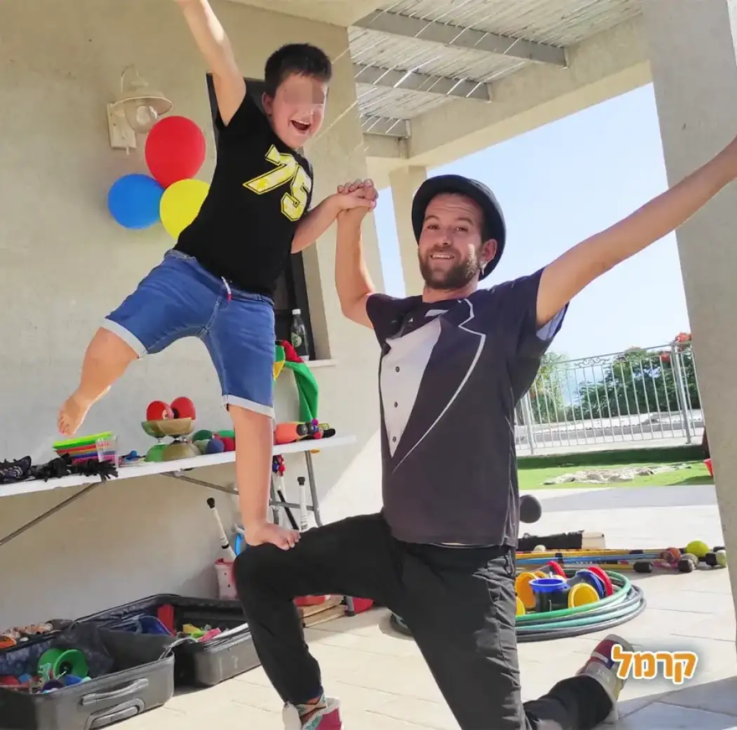 יוני קרקסוני בהפעלת קרקס מדליקה