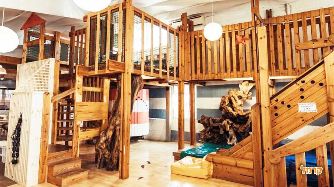 ביץ עץ בבית בנמל