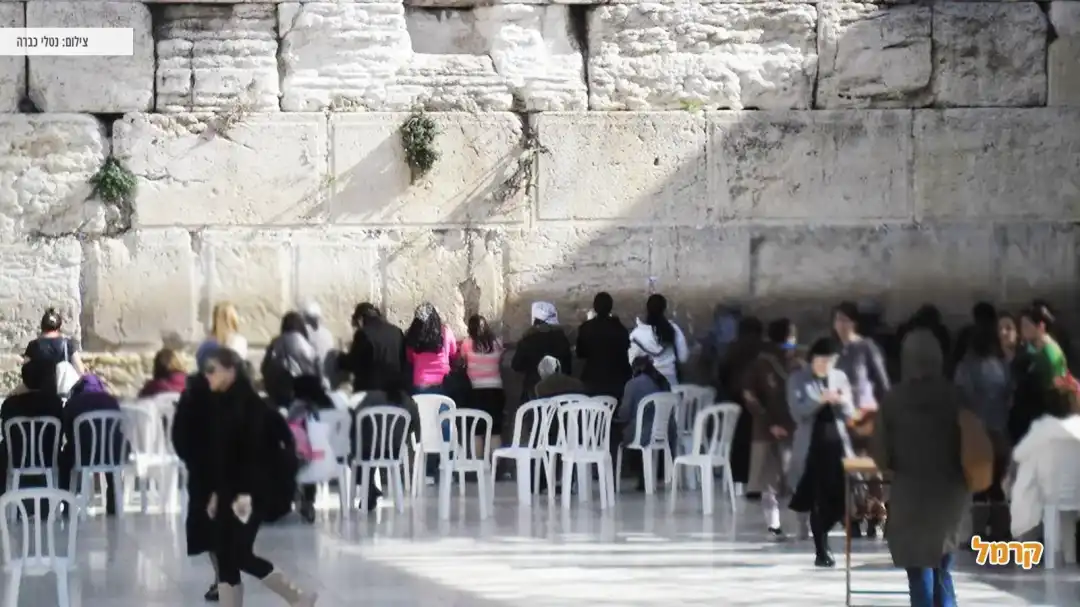 נשים מתפללות בכותל