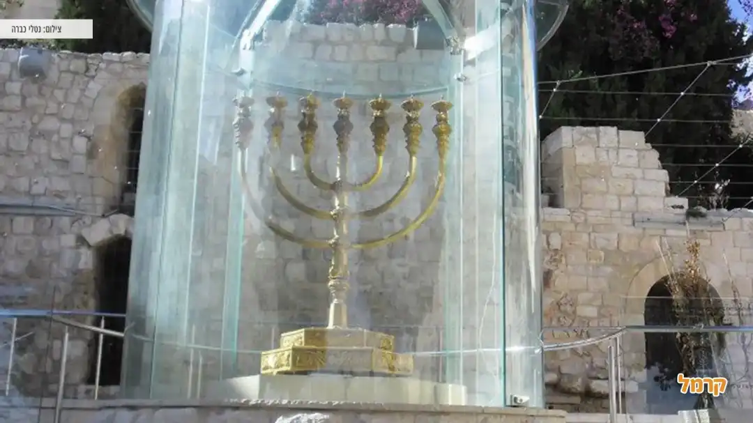 מנורה ענקית מזהב