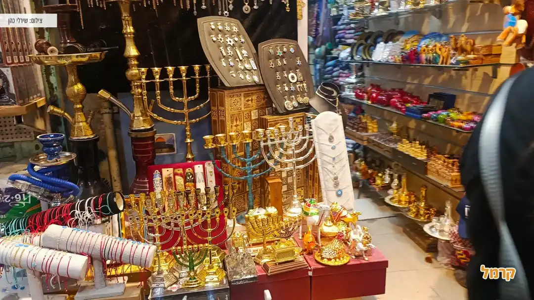 דוכן מנורות בסמטה בדרך לכותל