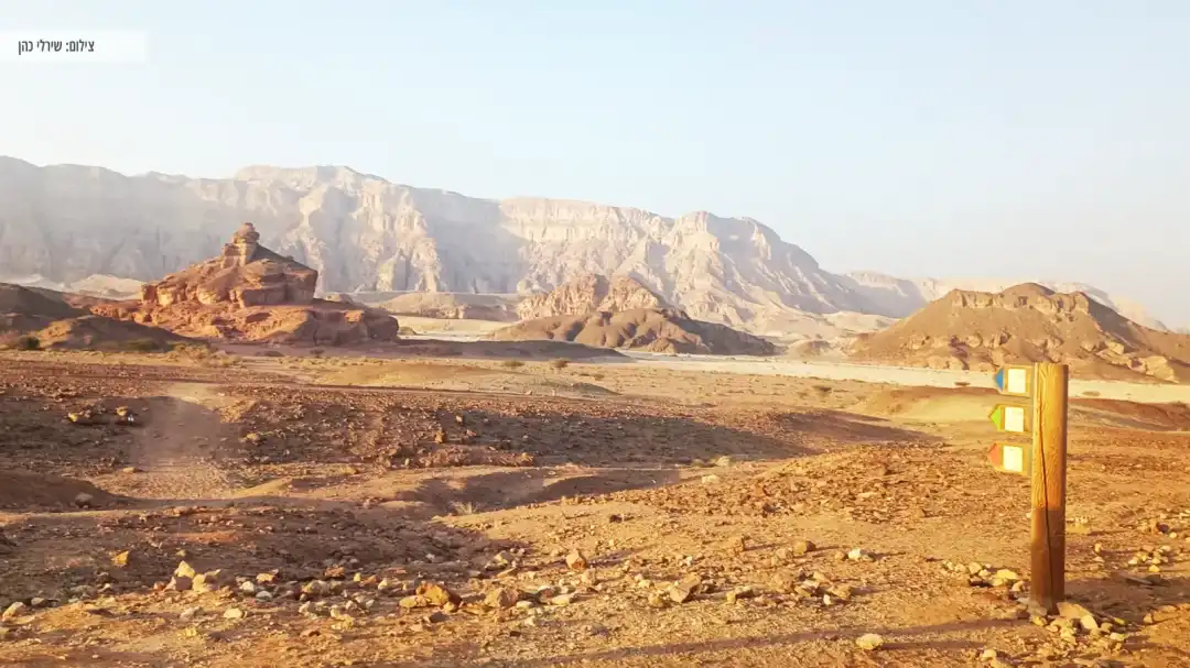 סימוני דרך ונוף מרהיב של הרים