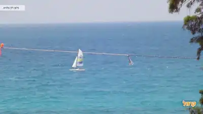 סירות מפרץ שטות בחוף