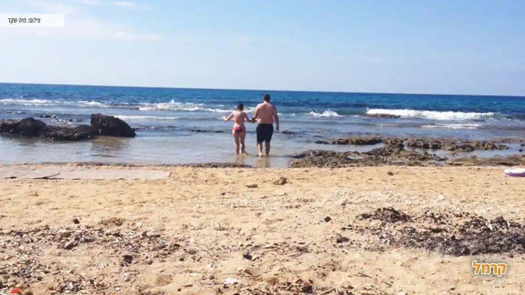 זוג נהנה מהים